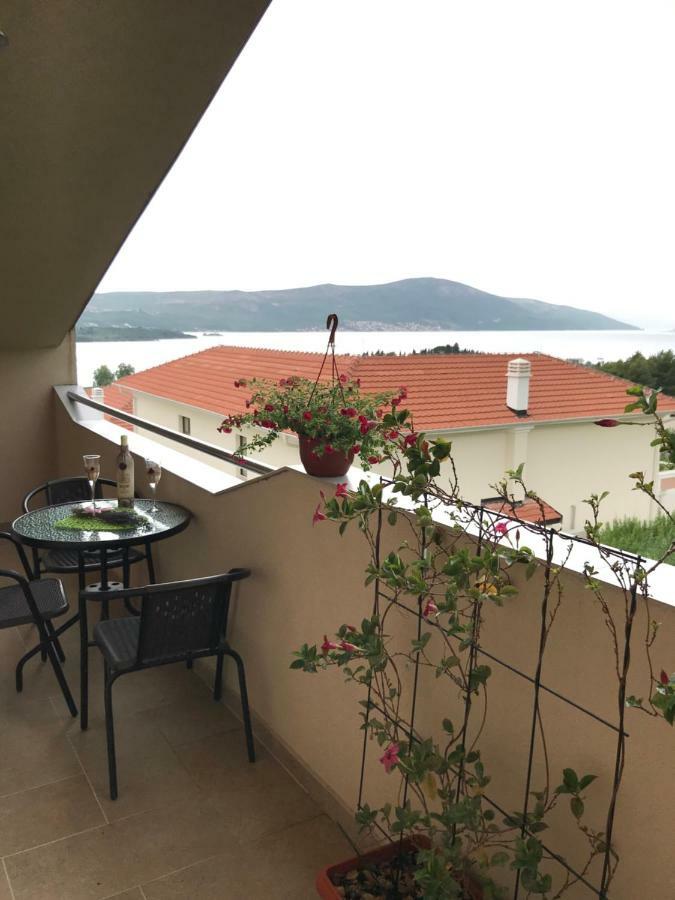 Id Apartments Tivat Bagian luar foto